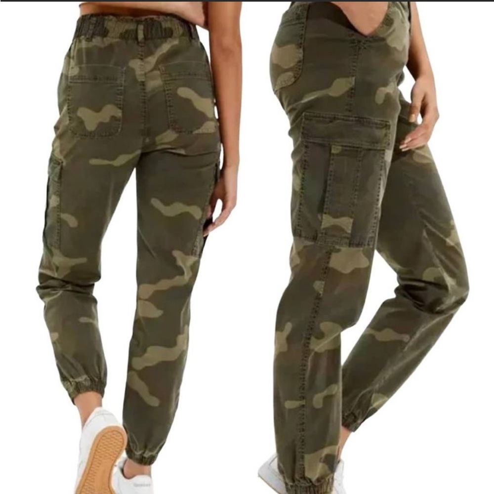 American Eagle Relaxed Camo Joggers